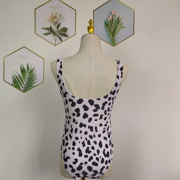 Модерен цял бански костюм с различни десени