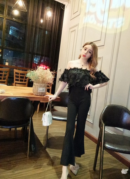 Модерен дамски комплект от блуза с голи рамене и панталон с висока талия