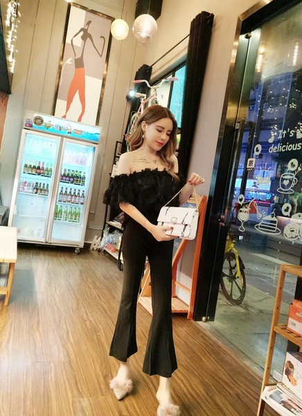 Модерен дамски комплект от блуза с голи рамене и панталон с висока талия