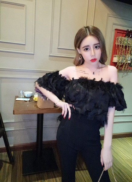 Модерен дамски комплект от блуза с голи рамене и панталон с висока талия