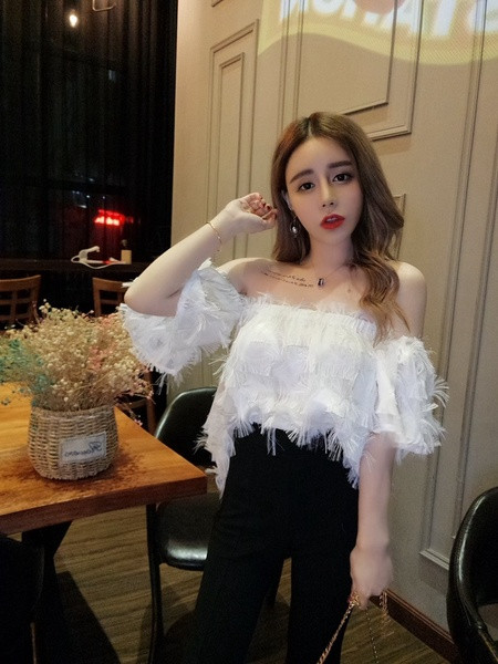 Модерен дамски комплект от блуза с голи рамене и панталон с висока талия