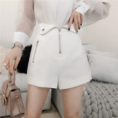 Модерен дамски къс панталон с цип в черен и бял цвят