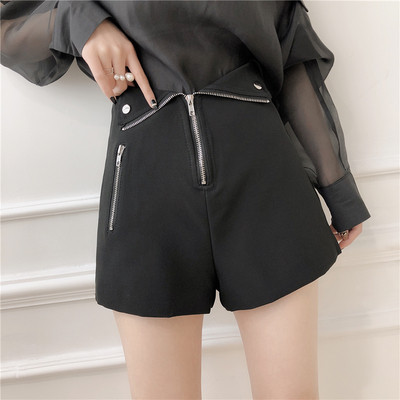 Модерен дамски къс панталон с цип в черен и бял цвят