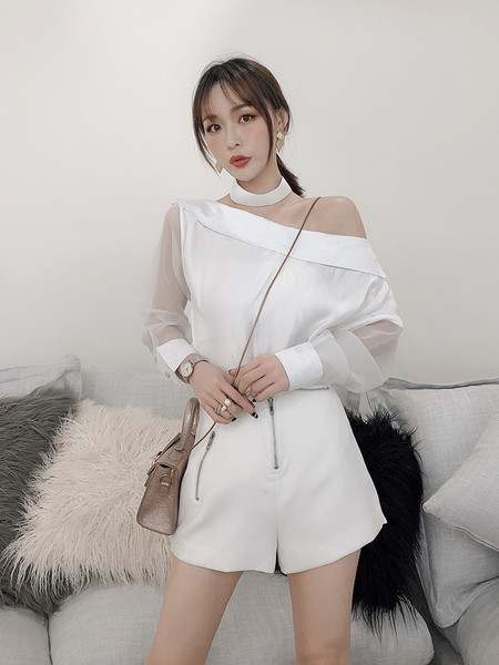 Модерен дамски къс панталон с цип в черен и бял цвят