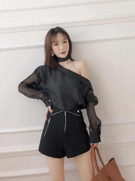 Модерен дамски къс панталон с цип в черен и бял цвят