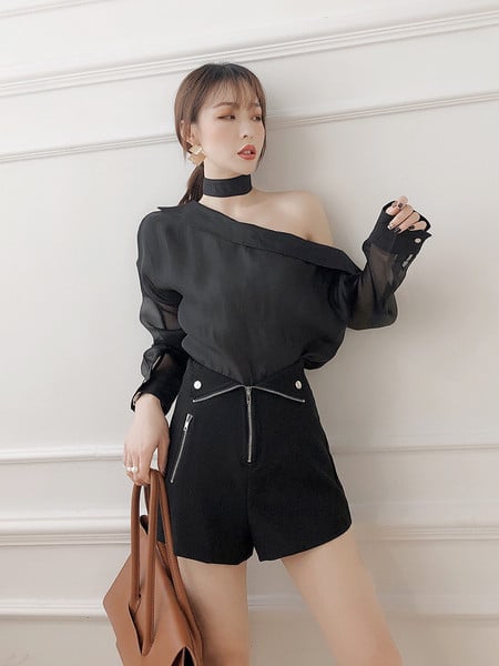 Модерен дамски къс панталон с цип в черен и бял цвят