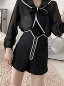 Стилен дамски къс панталон с висока талия и цип в черен и бял цвят 