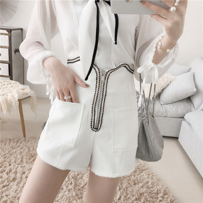 Стилен дамски къс панталон с висока талия и цип в черен и бял цвят 