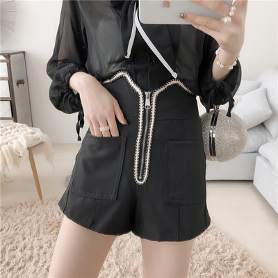 Стилен дамски къс панталон с висока талия и цип в черен и бял цвят 