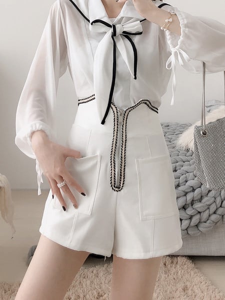 Стилен дамски къс панталон с висока талия и цип в черен и бял цвят 