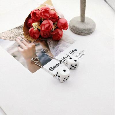 Модерни дамски обеци в квадратна форма 