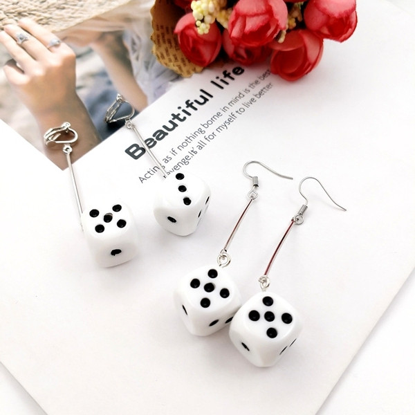 Модерни дамски обеци в квадратна форма 