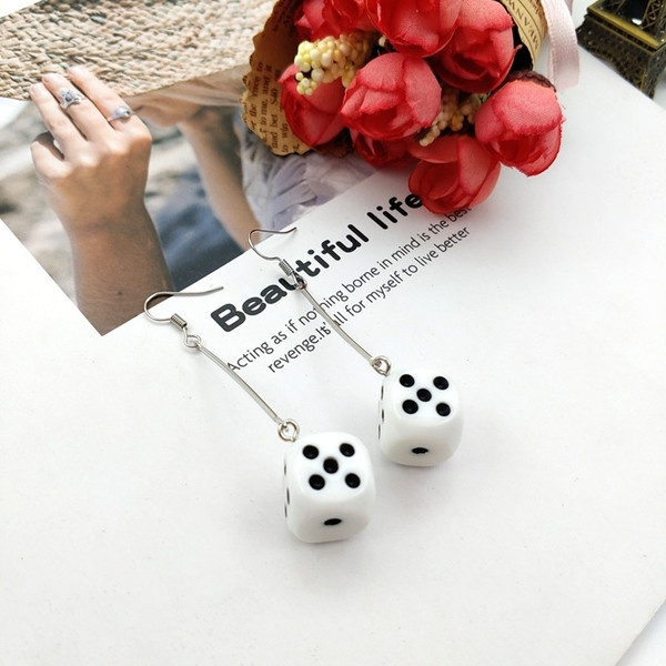 Модерни дамски обеци в квадратна форма 