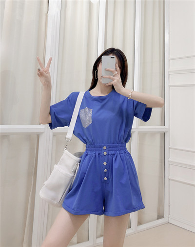 Модерен дамски комплект от тениска и къс панталон в три цвята 