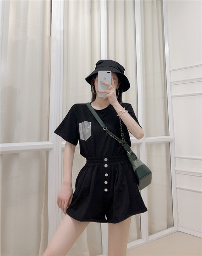 Модерен дамски комплект от тениска и къс панталон в три цвята 