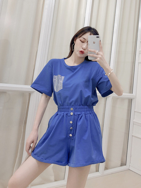 Модерен дамски комплект от тениска и къс панталон в три цвята 