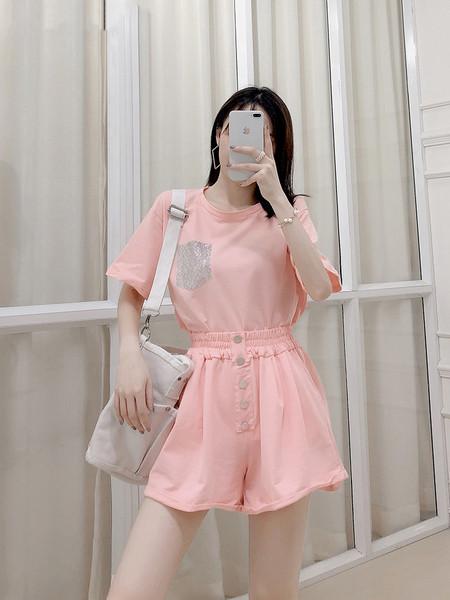 Модерен дамски комплект от тениска и къс панталон в три цвята 