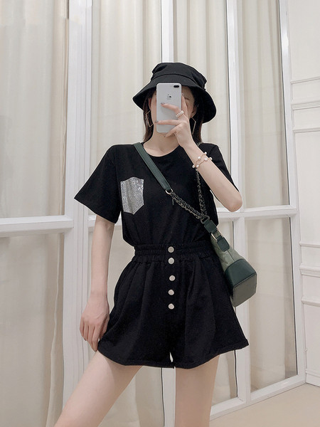 Модерен дамски комплект от тениска и къс панталон в три цвята 