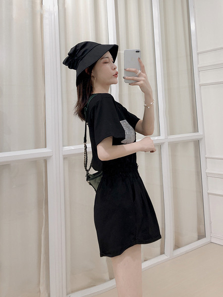 Модерен дамски комплект от тениска и къс панталон в три цвята 