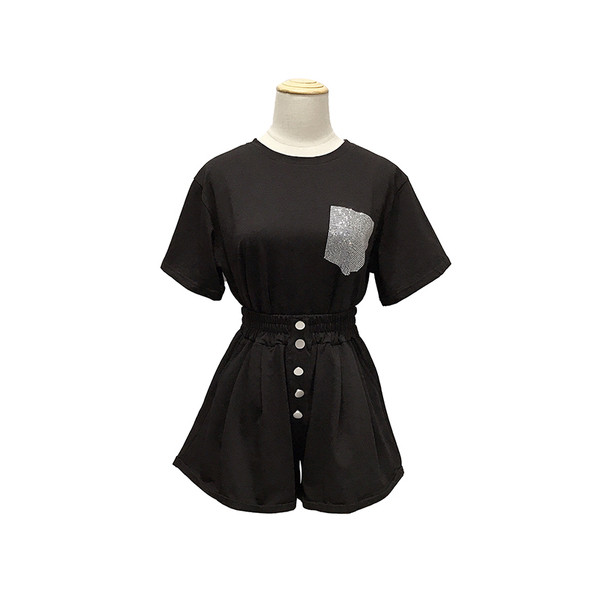 Модерен дамски комплект от тениска и къс панталон в три цвята 