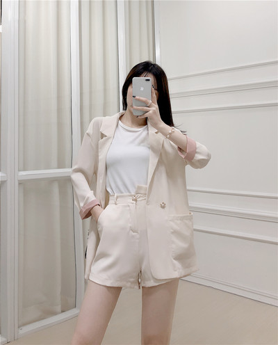 Стилен дамски комплект от сако и къс панталон в два цвята