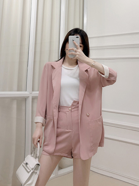 Стилен дамски комплект от сако и къс панталон в два цвята