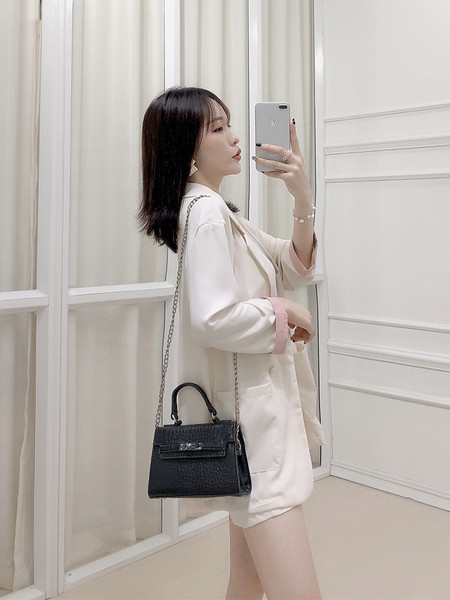 Стилен дамски комплект от сако и къс панталон в два цвята