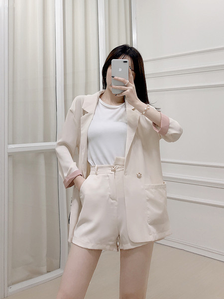 Стилен дамски комплект от сако и къс панталон в два цвята