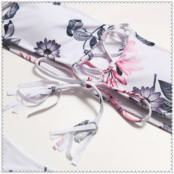 Costum de baie cu model floral și legături elementare