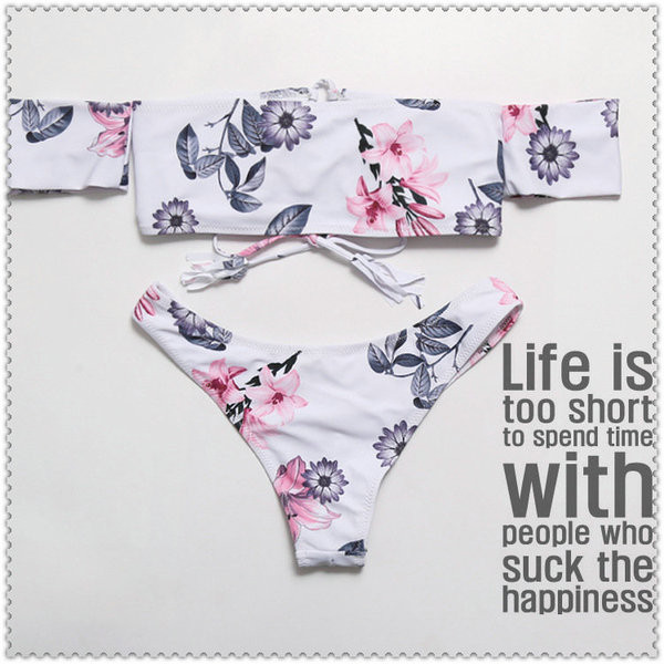 Costum de baie cu model floral și legături elementare