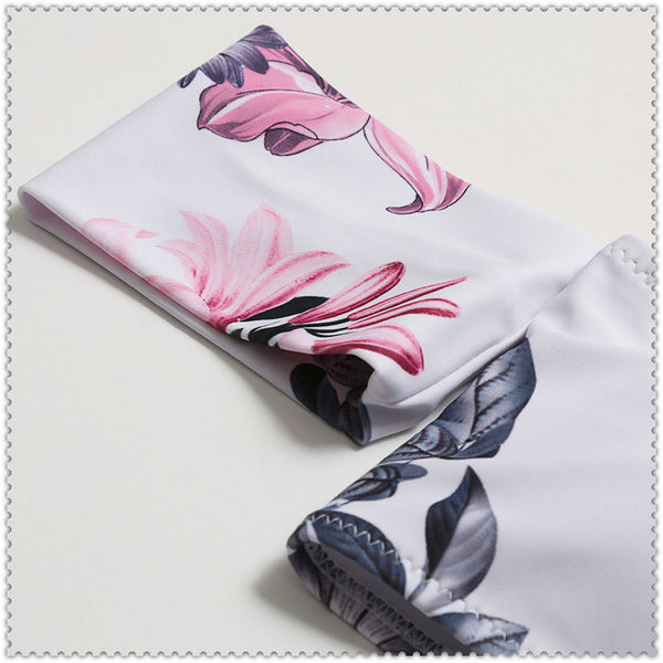 Costum de baie cu model floral și legături elementare