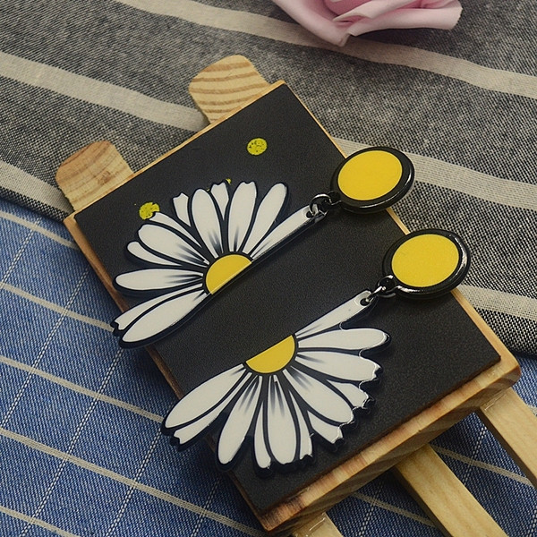 Ежедневни дамски обеци в жълт и бял цвят 