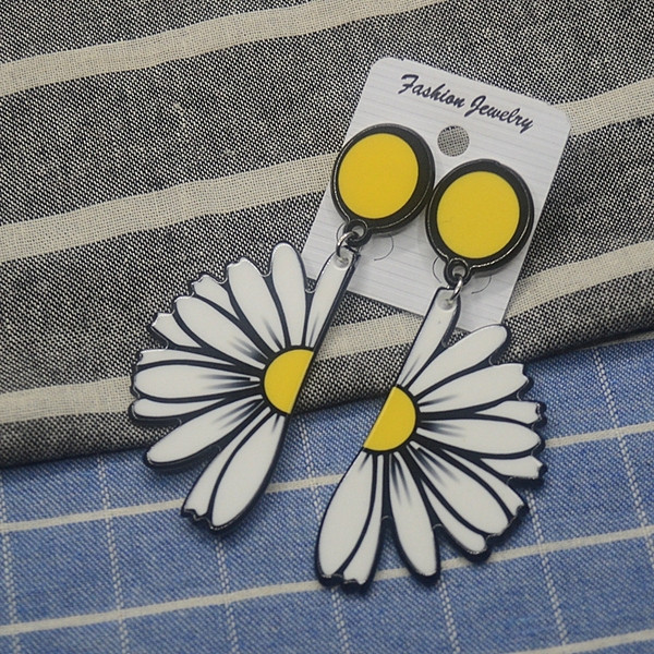 Ежедневни дамски обеци в жълт и бял цвят 