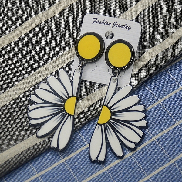 Ежедневни дамски обеци в жълт и бял цвят 