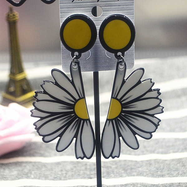 Ежедневни дамски обеци в жълт и бял цвят 