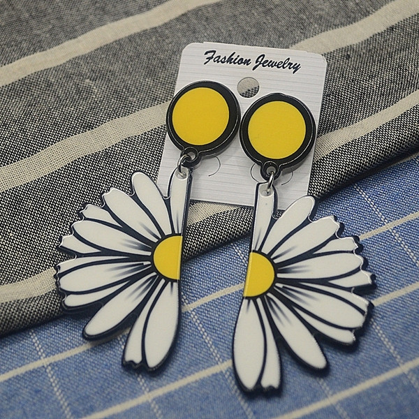 Ежедневни дамски обеци в жълт и бял цвят 