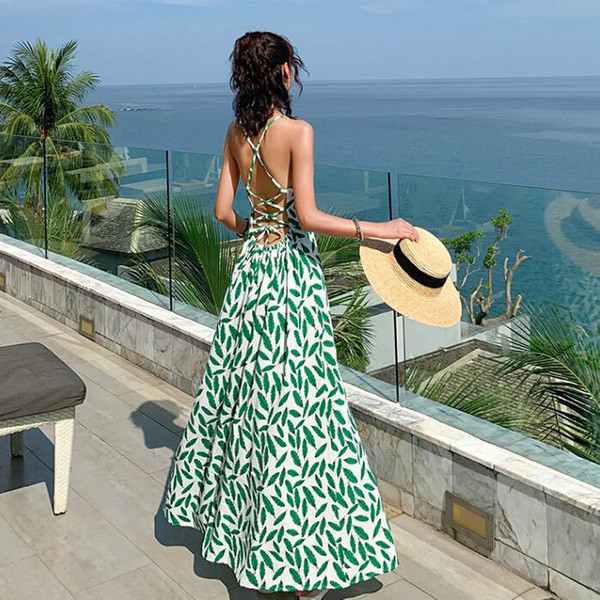 Rochie lungă de damă elegantă în alb, cu model de culoare