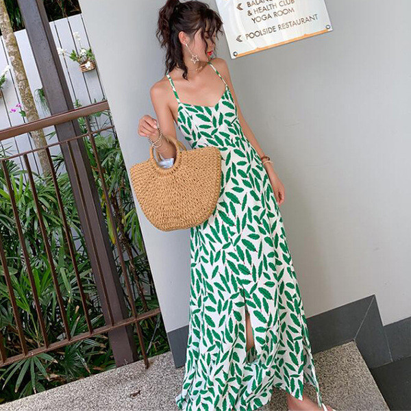 Rochie lungă de damă elegantă în alb, cu model de culoare