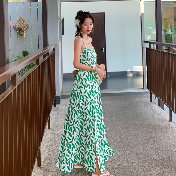 Rochie lungă de damă elegantă în alb, cu model de culoare