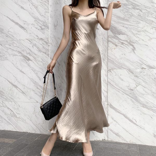 Rochie lunga de dama eleganta cu bretele subtiri de culoare aurie