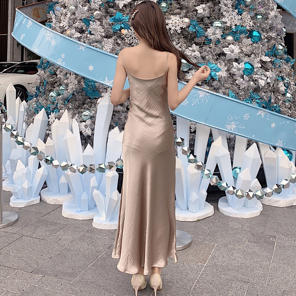 Rochie lunga de dama eleganta cu bretele subtiri de culoare aurie