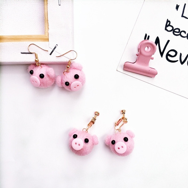 Cercei casual de dama in forma de porc in roz
