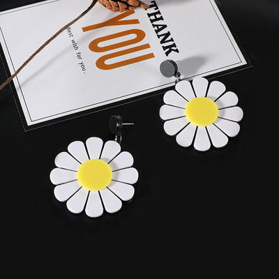 Γυναικεία καθημερινά σκουλαρίκια  σε σχήμα  λουλούδι σε λευκό χρώμα
