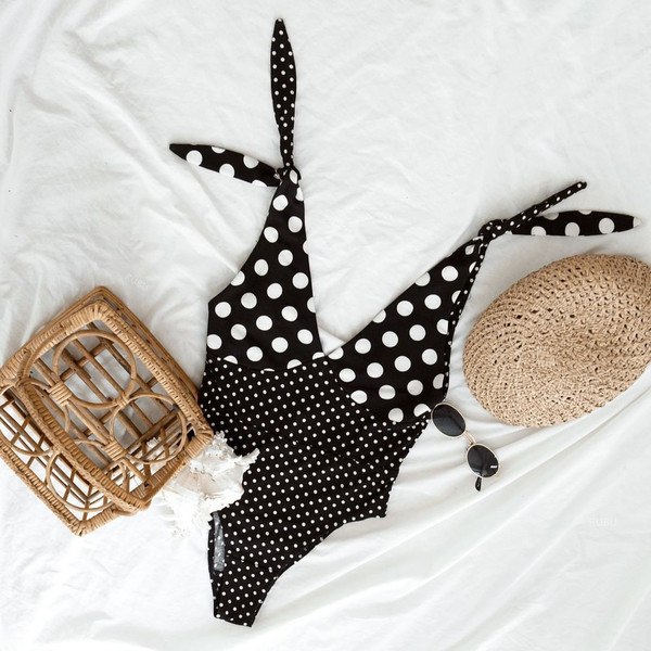 Costum de baie complet cu buline, cu decolteu în V