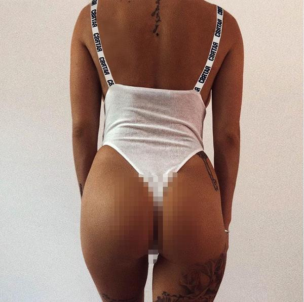 Corp de femeie zilnic cu inscripții în alb