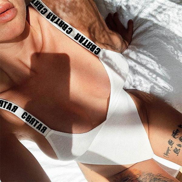 Corp de femeie zilnic cu inscripții în alb