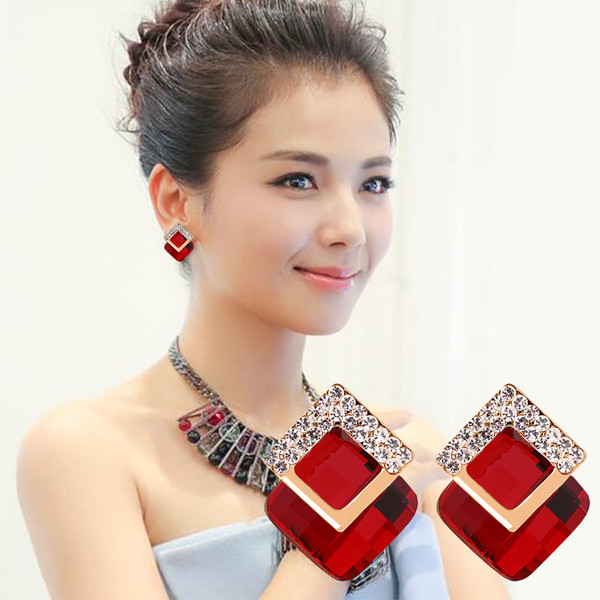 Модерни дамски обеци в няколко цвята с камъни