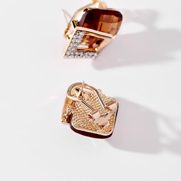 Модерни дамски обеци в няколко цвята с камъни