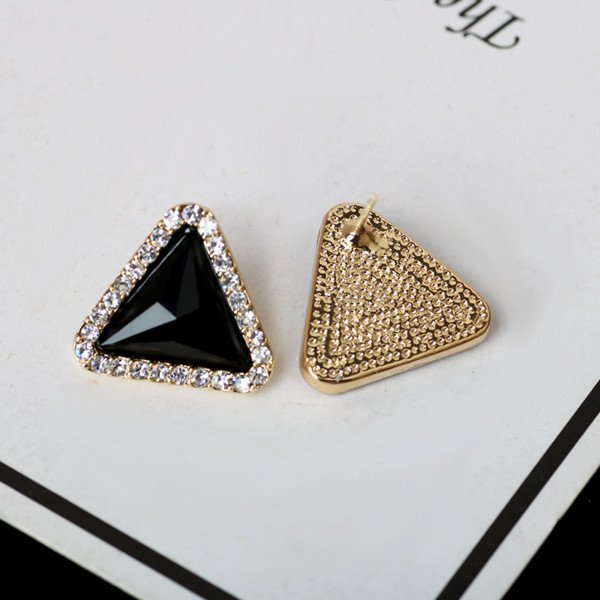 Нов модел дамски обеци в няколко цвята