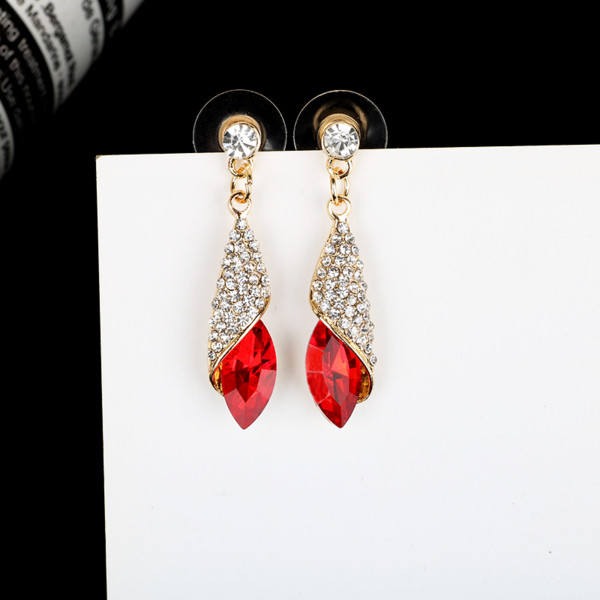 Нов модел дамски обеци в няколко цвята с камъни